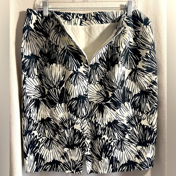 Ann Taylor Floral Black and White Skirt. Size 12 - Picture 2 of 6